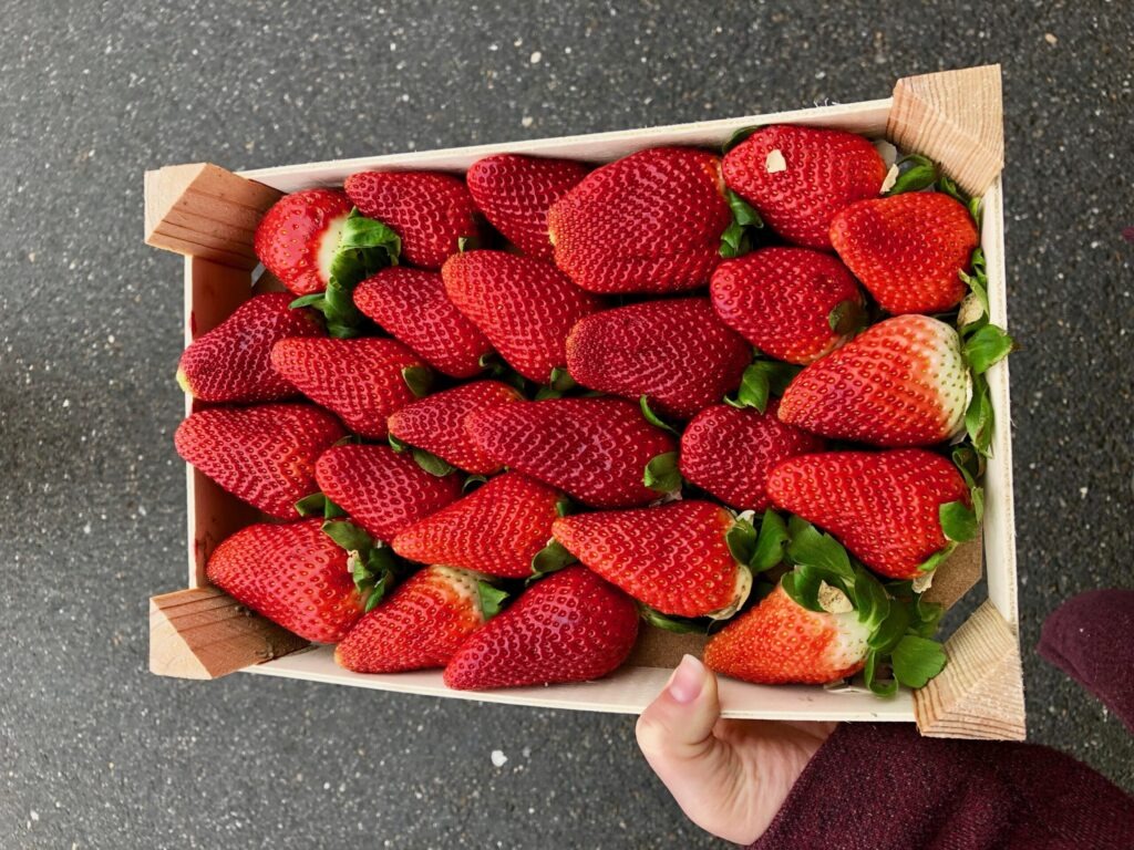 Erdbeeren in einem Kistchen.