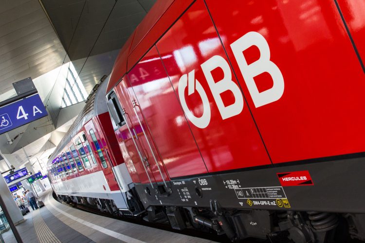Zug der ÖBB mit Logo